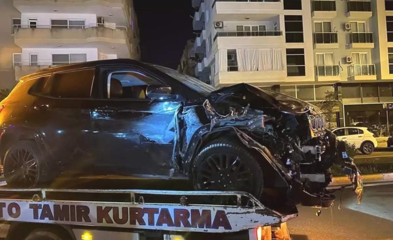 Alanya’da Alkollü Sürücü Park Halindeki Araçlara Çarptı