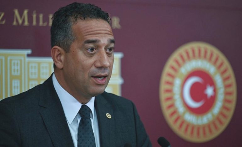 Ali Mahir Başarır paylaşımında, İstanbul Üniversitesi girişindeki Fetih Suresi’ni kaldırdı