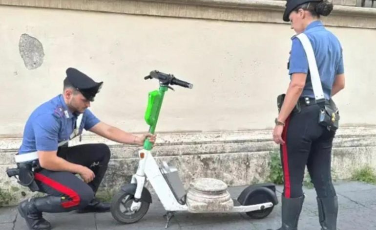 Alman turist antik Roma eserini e-scooter ile kaçırdı