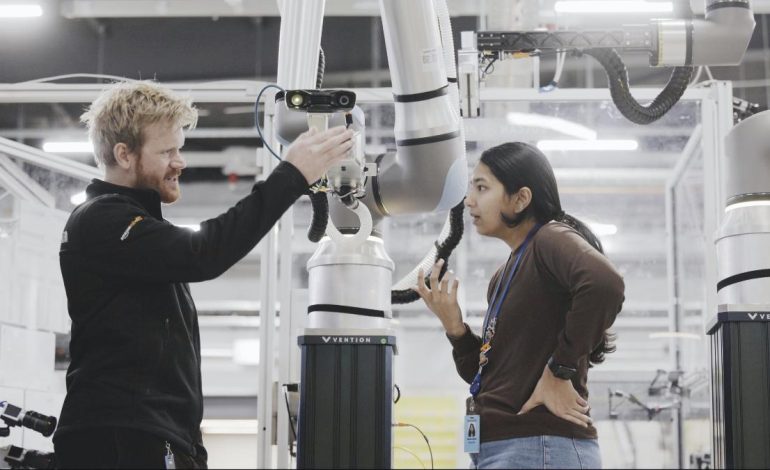 Amazon’un yeni robotu Vulcan, nesneleri dokunarak tanıyabiliyor