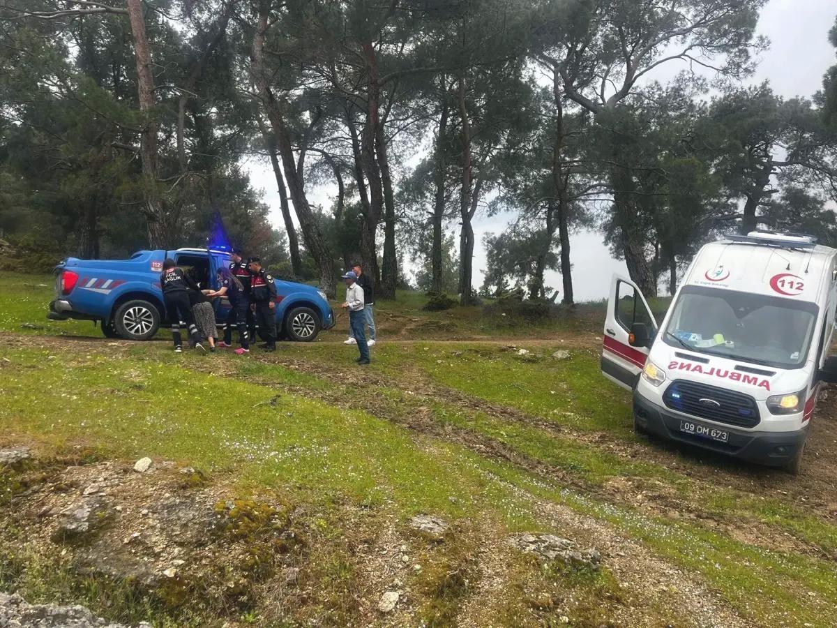 Ambulans Çamura Saplandı, Jandarma Ekipleri Kurtardı