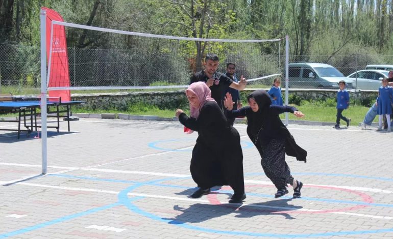 Anadolu Sultanları voleybol takımı oyuncuları çocuklarıyla geleneksel çocuk oyunları yarışmalarına katıldı