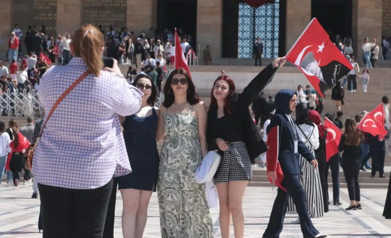 Anıtkabir’e binlerce ziyaretçi