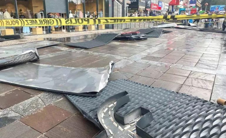 Ankara’da Fırtına Tabela Savurdu