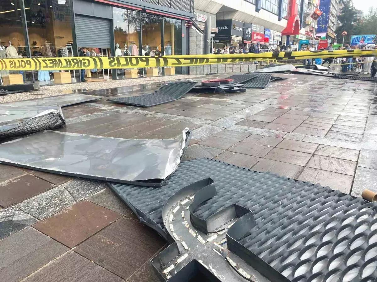 Ankara’da Fırtına Tabela Savurdu