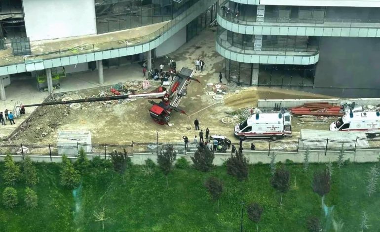 Ankara’da Kule Vinç Devrildi: 3 İşçi Yaralandı