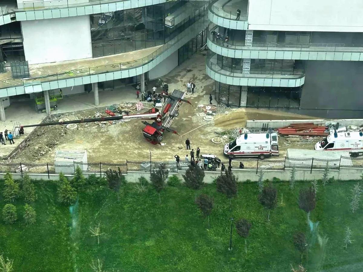 Ankara’da Kule Vinç Devrildi: 3 İşçi Yaralandı