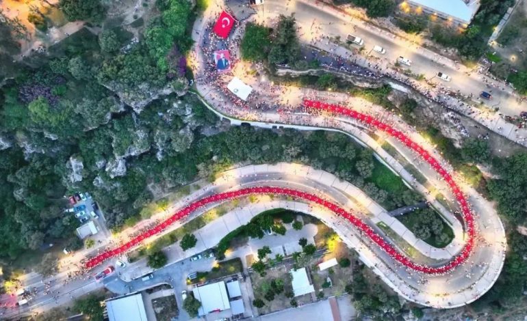 Antalya’da 19 Mayıs Coşkusu: Fener Alayı’na Binlerce Katılım