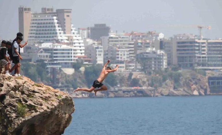 Antalya’da Falezlerden Tehlikeli Atlayışlar
