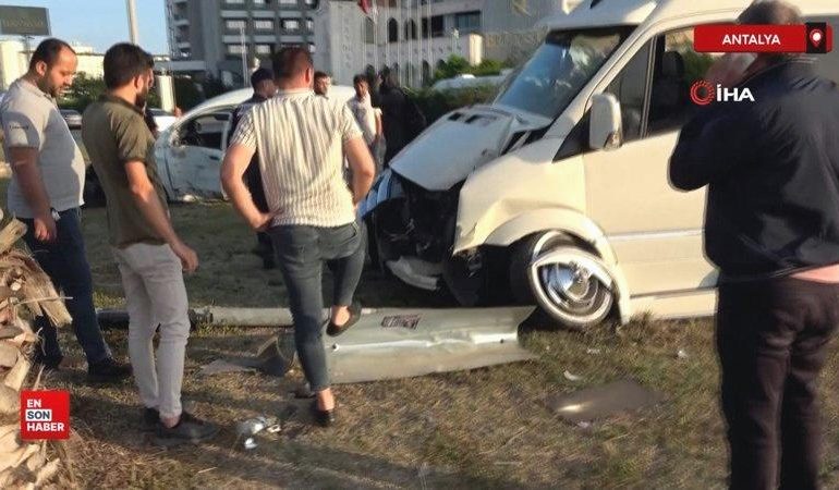 Antalya’da hafif ticari araç ile tur aracı çarpıştı