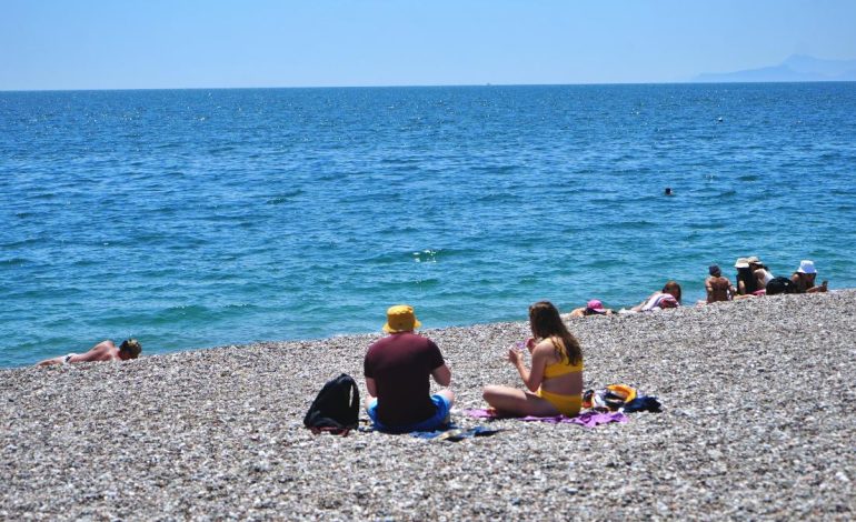 Antalya’da havalar ısınınca sahillere akın ettiler