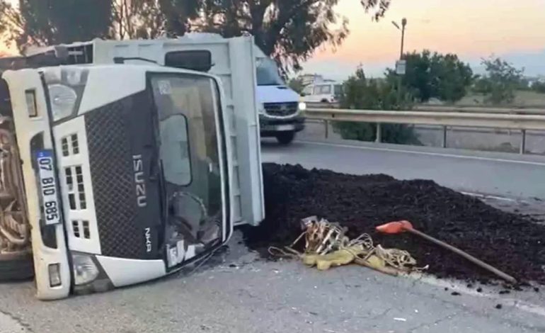 Antalya’da Kamyonet Devrildi: 3 Yaralı