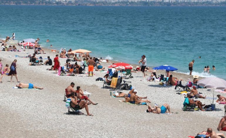 Antalya’da sıcak havayı fırsat bilenler sahile koştu