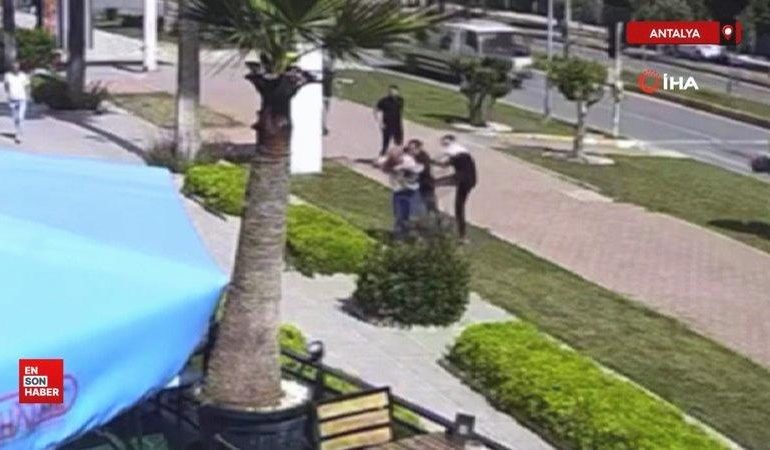 Antalya’da yolun karşısına geçmek için beklerken 3 kişi tarafından dövüldü