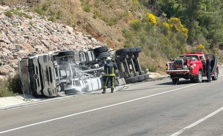 Antalya’da zift yüklü tankeri taşıyan tır devrildi