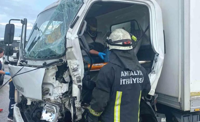 Antalya’da Zincirleme Kaza: Sürücü Sıkıştı, Hastaneye Kaldırıldı