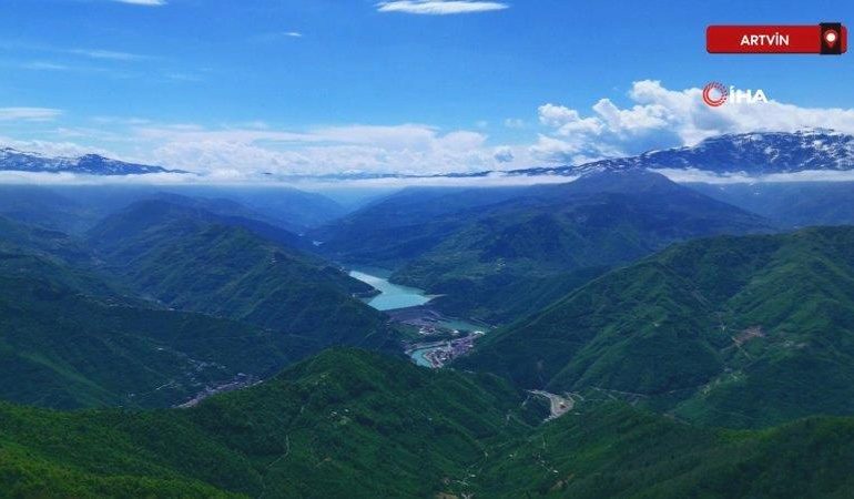 Artvin’in karlı dağlarından ilkbahar görüntüsü