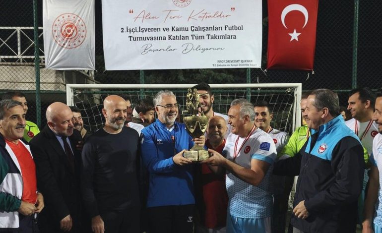 Asgari ücret pul oldu bakan top peşinde