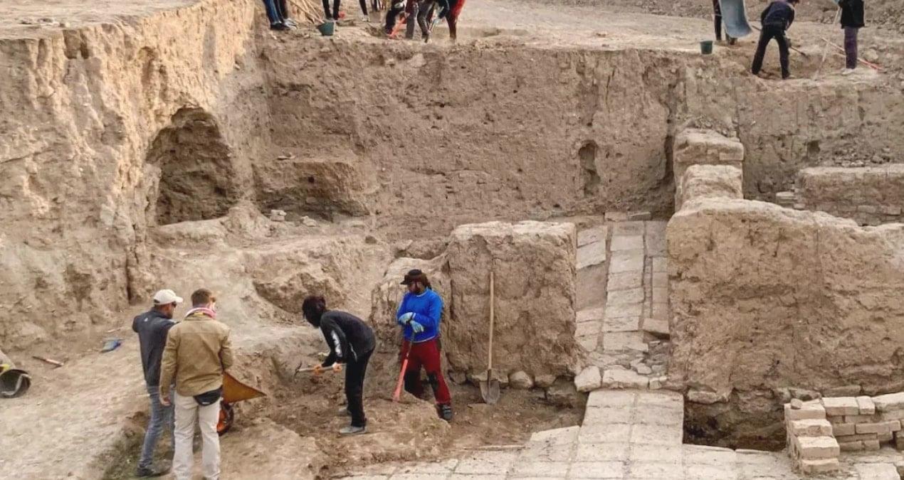 Asur tanrılarının anıtsal resimleri keşfedildi: 12 ton ağırlığında taş levha üzerine oyulmuş…