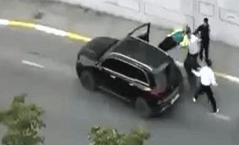 Avcılar’da tekmeli yumruklu trafik kavgası: Tehlikeli anlar kamerada