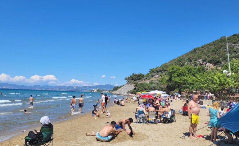Aydın’da güneşli hava sahilleri doldurdu