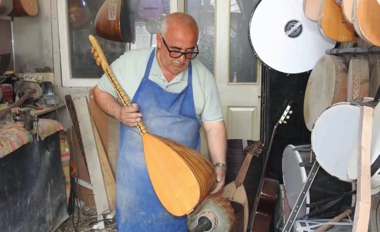 Bağlama Ustası Çalamıyor