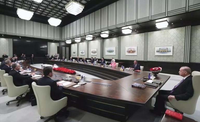 Bahçeli, Kabine Toplantısı’na “ay-yıldız” motifli 102 gül gönderdi