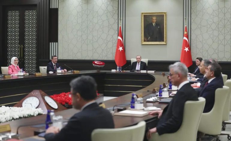 Bahçeli’den Ay Yıldızlı Çiçek