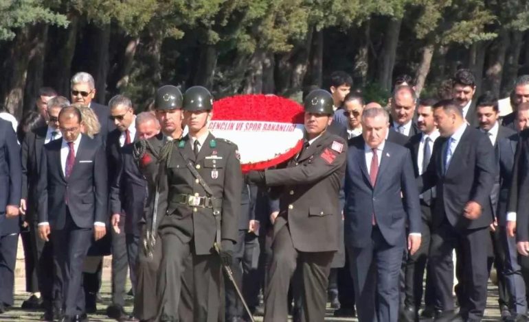 Bakan Bak, 19 Mayıs’ta Anıtkabir’i Ziyaret Etti