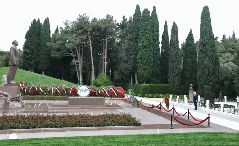 Bakan Güler, Bakü’de Haydar Aliyev’in mezarı ve Türk Şehitliği’ni ziyaret etti