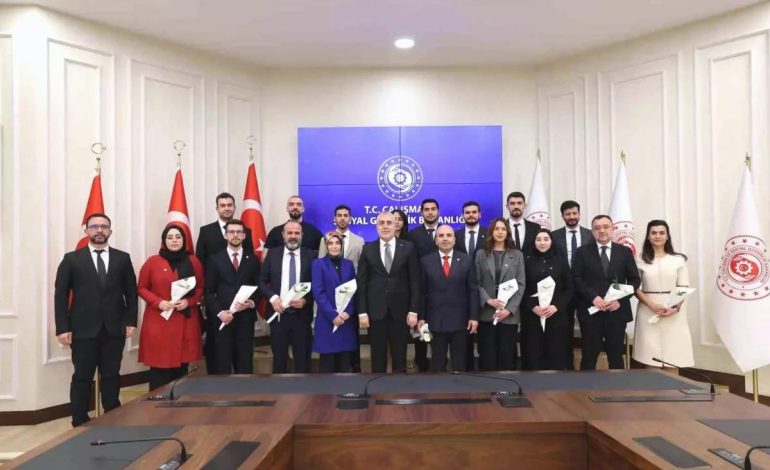 Bakan Işıkhan Eczacılarla Bir Araya Geldi