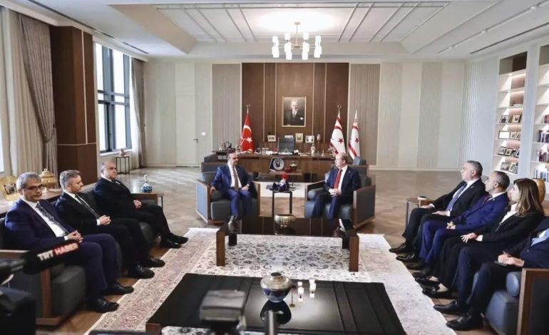 Bakan Kacır, KKTC Cumhurbaşkanı Tatar ile Görüştü