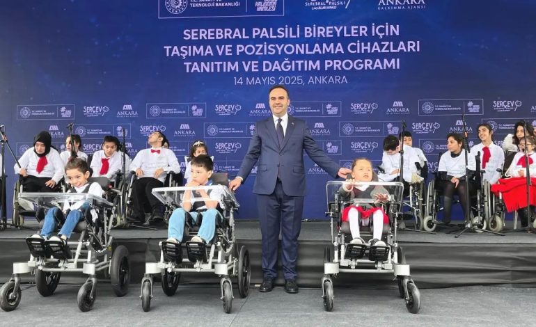 Bakan Kacır, Serebral Palsili Bireyler İçin 600 Cihaz Dağıttı