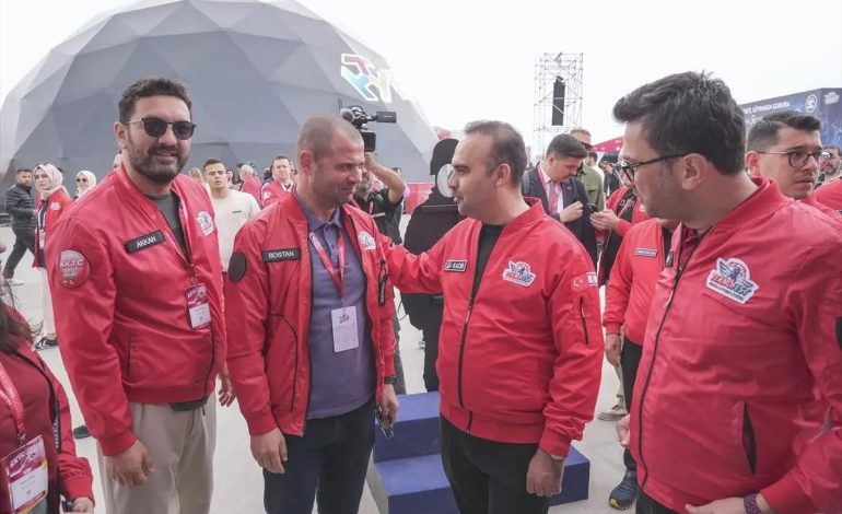 Bakan Kacır, TEKNOFEST KKTC’de AA standını ziyaret etti Açıklaması