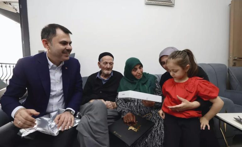 Bakan Kurum, Depremzedeleri Ziyaret Etti