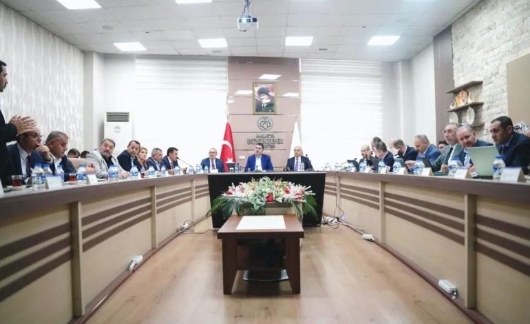 Bakan Kurum: Özgür Bey etrafına baksın yapılanları iyi görür