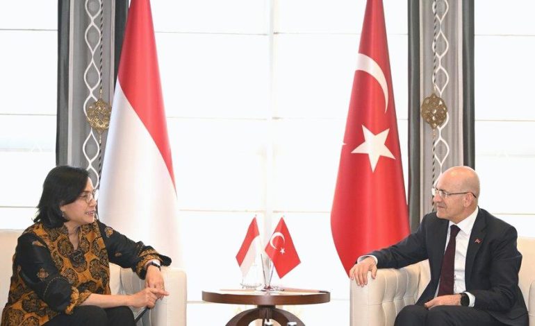 Bakan Şimşek, Endonezya Maliye Bakanı Indrawati ile görüştü