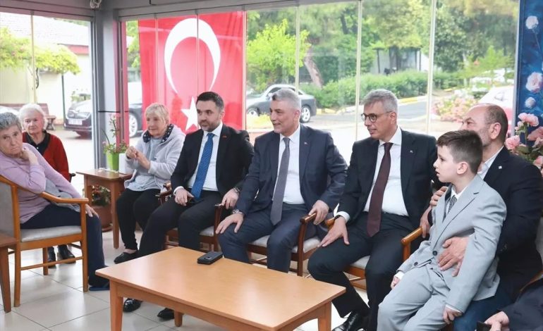 Bakanlar Huzurevi ve Çocuk Evlerini Ziyaret Etti