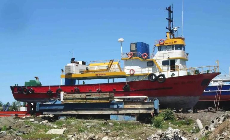 Balıkçı Tekneleri Tersanede Bakımda