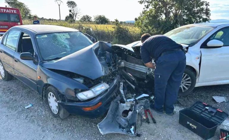Balıkesir’de Kafa Kafaya Trafik Kazası