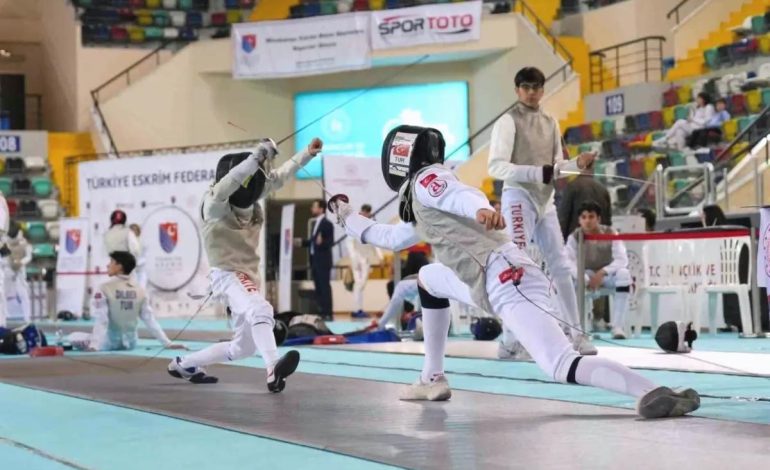 Balıkesir’de sporcular eskrimde şampiyonluk için yarışıyor