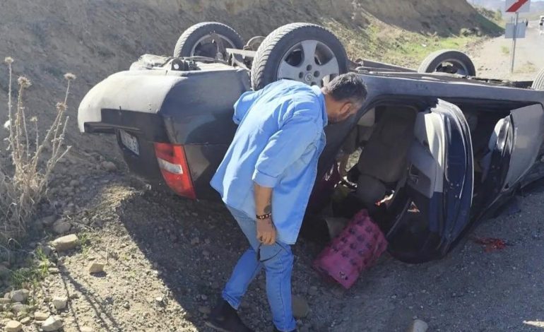 Başkale’de korkutan kaza: Kamyonet takla attı, 2 kişi hafif yaralandı