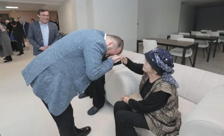 Başkan Candaroğlu, Anneler Günü’nde Darülaceze’yi Ziyaret Etti