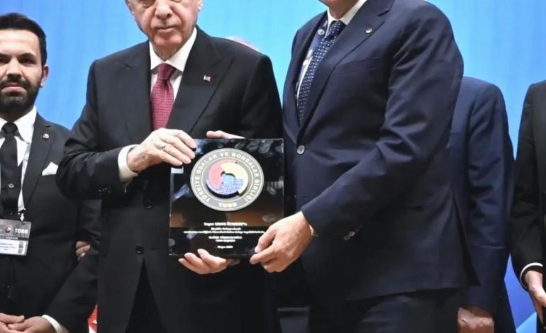 Başkan Özkasap ‘Hizmet Şeref Belgesi’ni Cumhurbaşkanı Erdoğan’ın elinden aldı