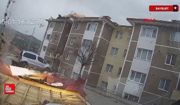 Bayburt’ta fırtınada binanın çatısı uçtu, parçalar minibüse çarptı