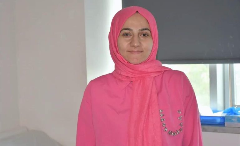 Bebek anne karnında operasyonla sağlık buldu