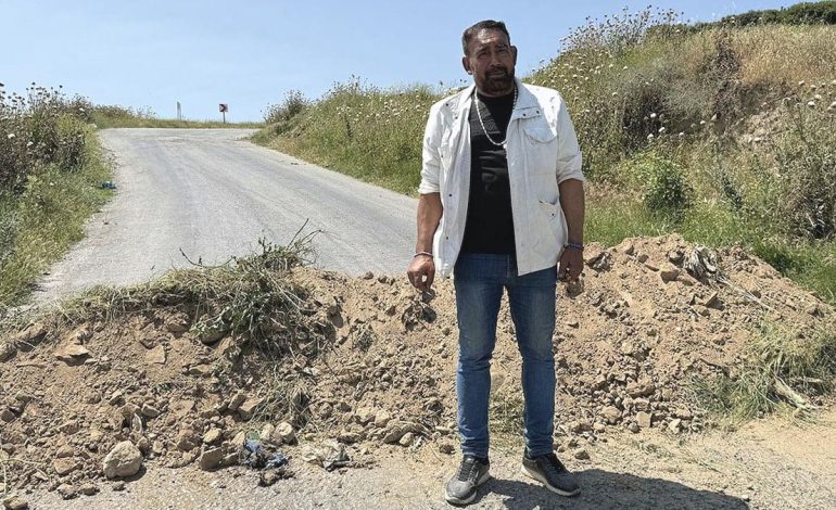 ‘Benden izin alınmadı’ dedi, yolu trafiğe kapattı
