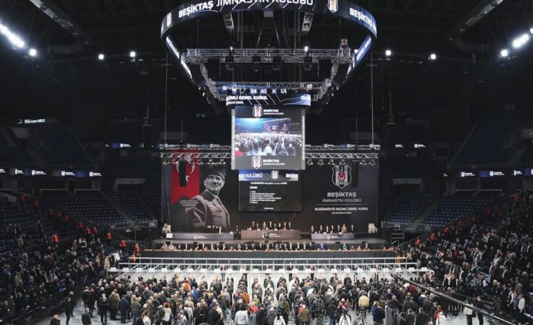 Beşiktaş’ta başkan adayları listelerini açıkladı