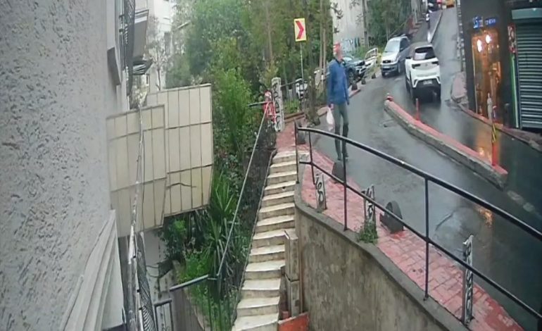 Beyoğlu’nda Yağmur Nedeniyle Takla Atan Araç Aşırı Hız ve Kaygan Zemin Sonucu Kaza Yaptı