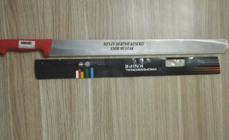 Bıçağında Dikkat Çeken Yazı